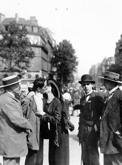 Die letzten Küsse am Gare de Lyon, Paris, vor der Abreise in den Krieg, 10-20 August 1914 von French Photographer